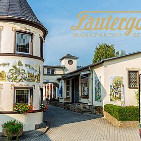 Sportpark Rabenberg EURORANDO 2026 Aussteller: Lautergold; © Dirk Rückschloß | BUR Werbeagentur Lautergold Manufaktur Gebäude mit historischer Fassade und Flasche "Lautergold VOGELBEER TROPFN"
