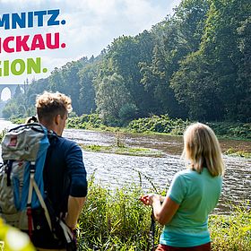 Sportpark Rabenberg EURORANDO 2026 Aussteller: Tourismusverband Chemnitz Zwickau Region e.V.; © Oliver Goehler Wanderer blicken auf Fluss und historische Steinbogenbrücke in der Region Chemnitz-Zwickau
