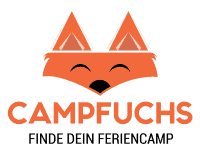 Das Bild zeigt ein Logo mit einem stilisierten Fuchs als zentralem Element. Der Fuchs ist in kräftigen Orangetönen gehalten und vereinfacht dargestellt. Der Fuchs hat eine vereinfachte Form mit einem Kopf, der durch eine breite, orangefarbene Kontur definiert wird. Darüber befinden sich zwei spitze Ohren, ebenfalls in Orange. Das Gesicht des Fuchses hat zwei schwarze, geschlossene Augaren und eine schwarze, dreieckige Nase. Der Mund ist als schwarzer Schlitz dargestellt. Unter dem Fuchs steht der Schriftzug "CAMPFUCHS" in Großbuchstaben und in derselben Orangefarbe wie der Fuchs. Darunter, in kleineren Großbuchstaben und ebenfalls in Orange, steht der Text "FINDE DEIN FERIENCAMP".