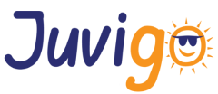 Das Logo besteht aus dem Wort "Juvigo" in einer verspielten Schriftart. Die Buchstaben "Juvi" sind dunkelblau, während "go" orange ist. Das "o" im Wort "go" ist durch ein stilisiertes Sonnensymbol ersetzt. Die Sonne ist orange und hat einen lächelnden Mund und Sonnenbrillen. Die Strahlen der Sonne sind ebenfalls orange.