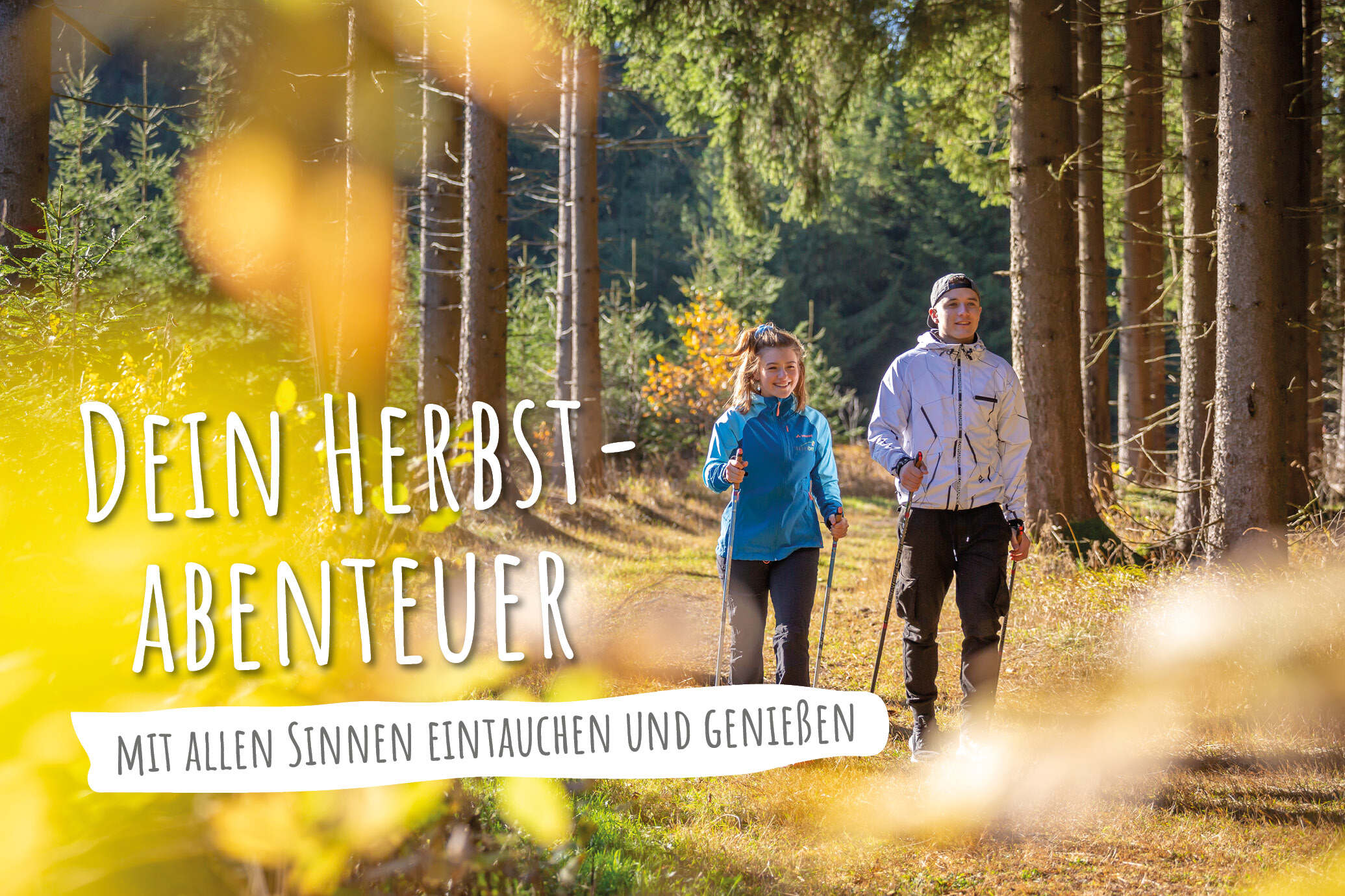 Sportpark Rabenberg: Herbstabenteuer Das Bild zeigt eine herbstliche Szene im Freien. Im Vordergrund sind gelbliche Blätter zu sehen, die einen unscharfen Rahmen bilden. In der Mitte des Bildes stehen ein Mann und eine Frau, die sich auf einem Waldweg befinden und Nordic Walking Stöcke halten. Beide tragen Outdoor-Kleidung. Der Mann hat eine helle Jacke und eine Kappe auf und die Frau trägt eine blaue Jacke. Hinter ihnen erstreckt sich ein Wald mit hohen, geraden Bäumen. Die Sonne scheint durch die Bäume und erzeugt einen warmen, goldenen Farbton. Über den beiden Personen steht in weißer Schrift "DEIN HERBST-ABENTEUER" und darunter "MIT ALLEN SINNEN EINTAUCHEN UND GENIEßEN". Der Text ist in einem Banner angeordnet. Die Szene vermittelt den Eindruck eines schönen Herbsttages und lädt dazu ein, die Natur zu genießen.