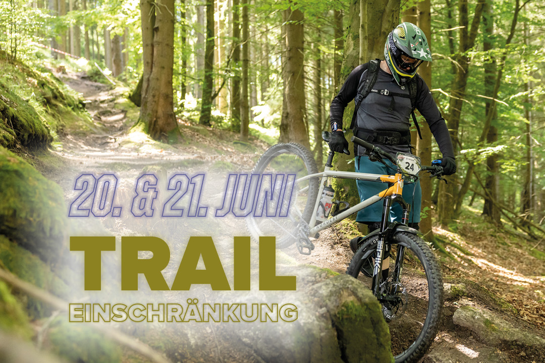 Traileinschränkung am 20. & 21. Juni Mann mit Helm und Fahrrad auf Waldweg. " 20. & 21. JUNI TRAILEINSCHRÄNKUNG".