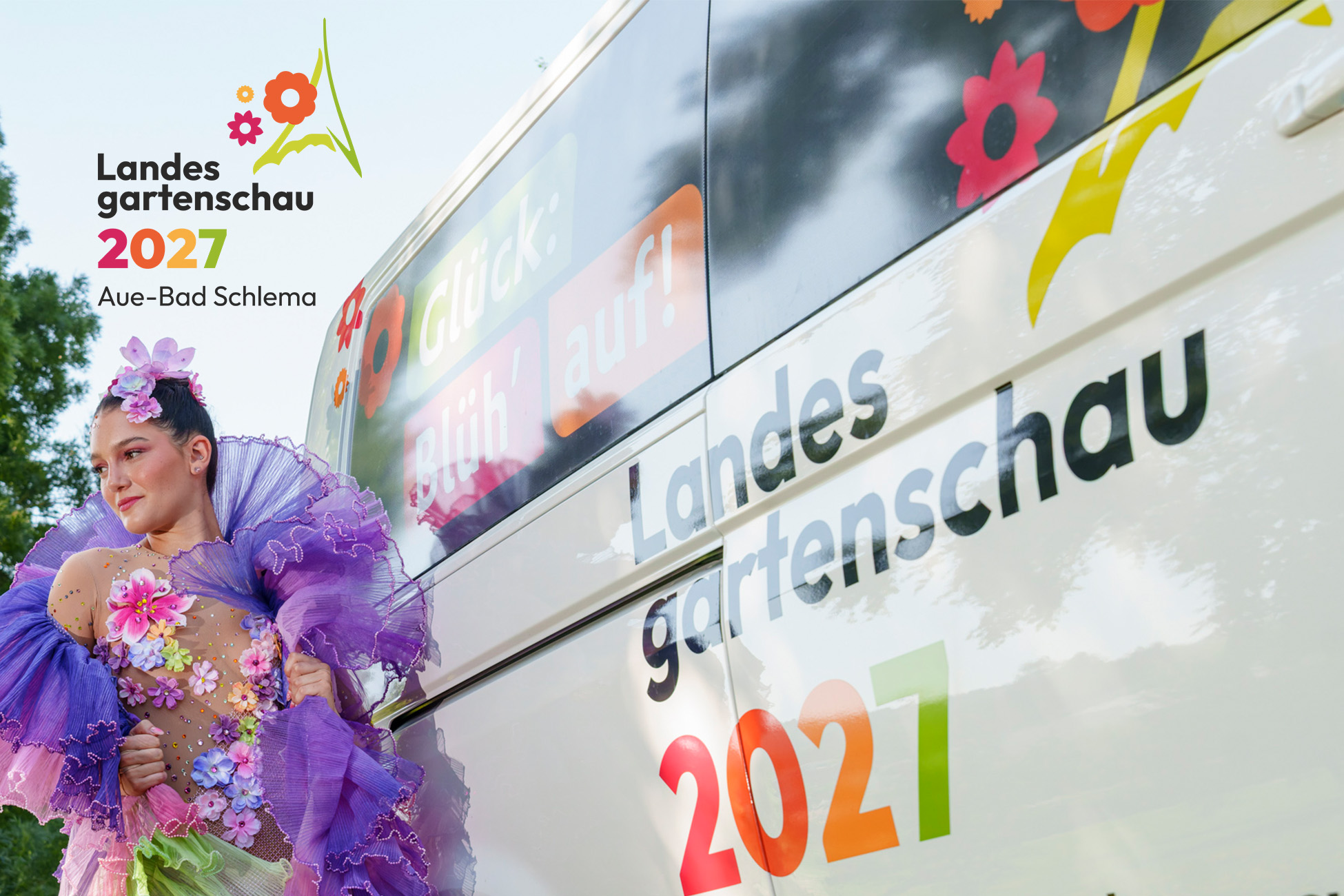 Sportpark Rabenberg EURORANDO 2026 Aussteller: Landesgartenschau 2027; © Dirk Rückschloß | pixore photography Landesgartenschau 2027 Aue-Bad Schlema mit einer Frau in Blumenkostüm vor einem Schriftzug auf einem Bus.