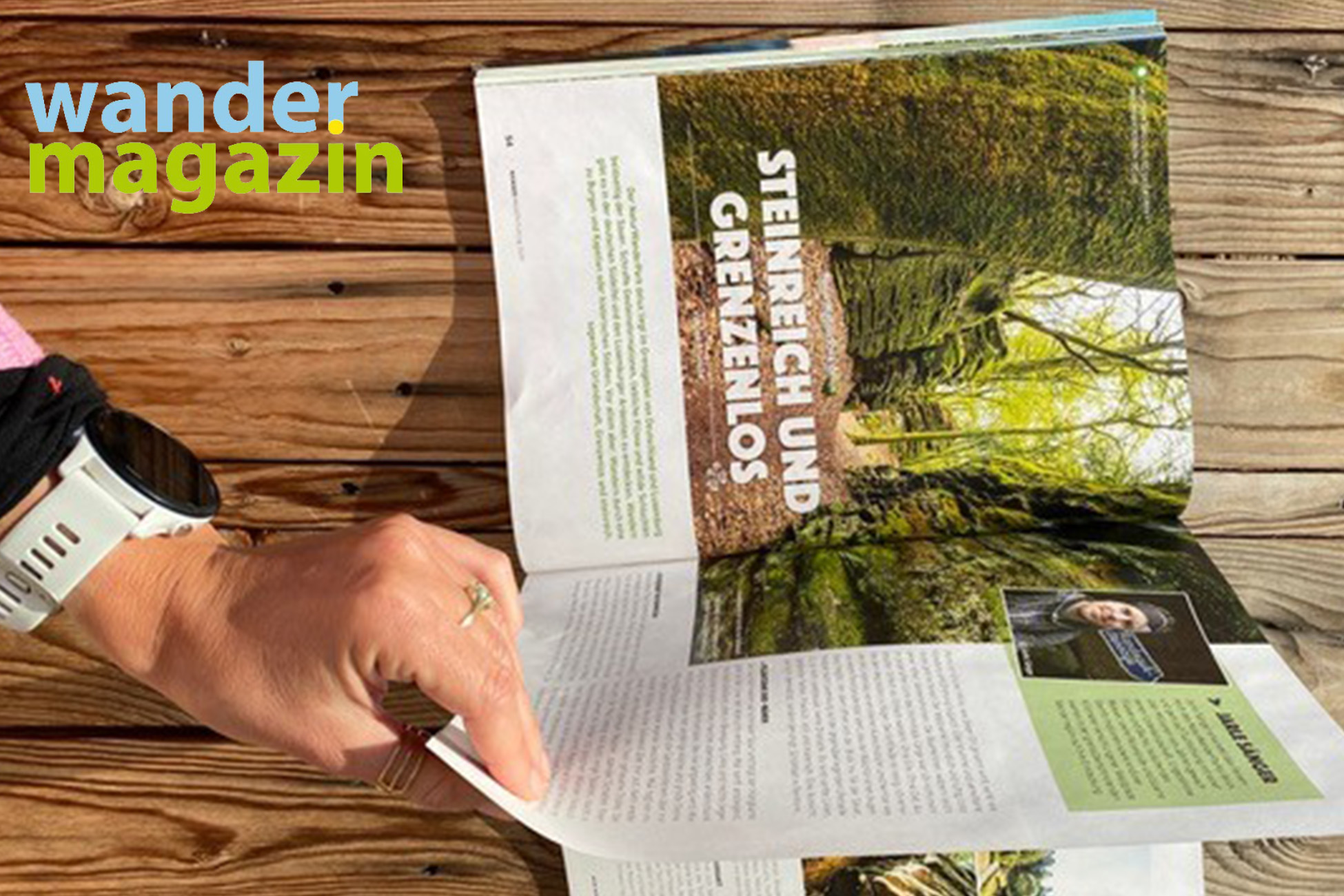 Sportpark Rabenberg EURORANDO 2026 Aussteller: OutdoorWelten GmbH Person mit Sportuhr liest Wander Magazin mit Artikel "Steinreich und grenzenlos"